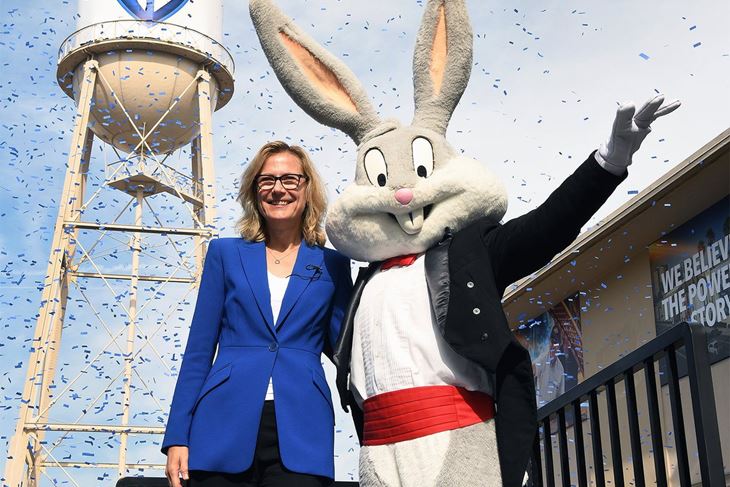 Ann Sarnoff i jedan od simbola kompanije, Zekoslav Mrkva (Bugs Bunny)