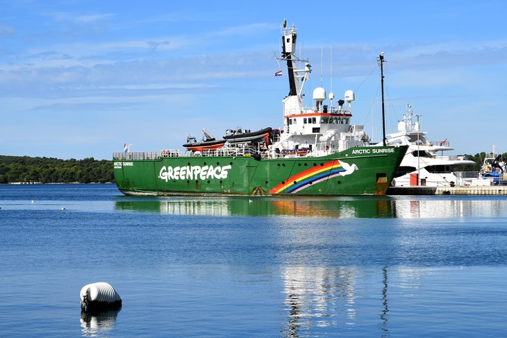 Brod Greenpeacea u Puli (Snimio Duško Marušić Čiči)