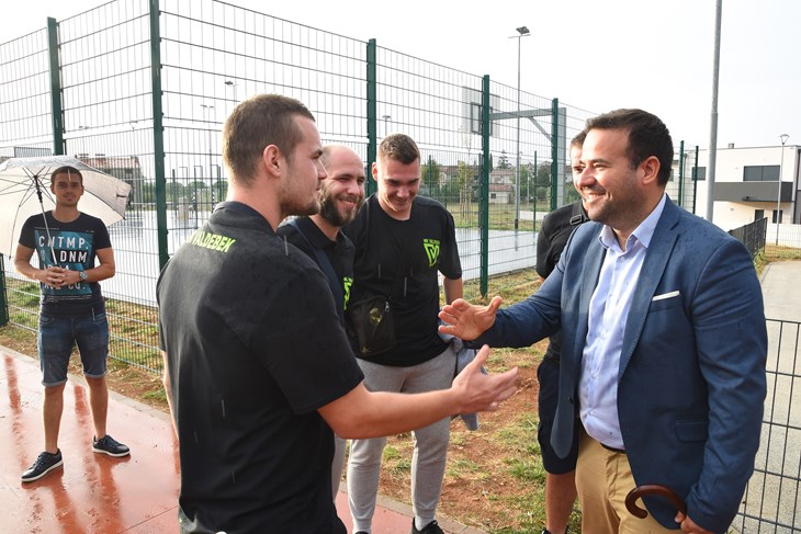 Zoričić s mještanima Vladebeka sredinom rujna (snimio D. MARUŠIĆ ČIČI)