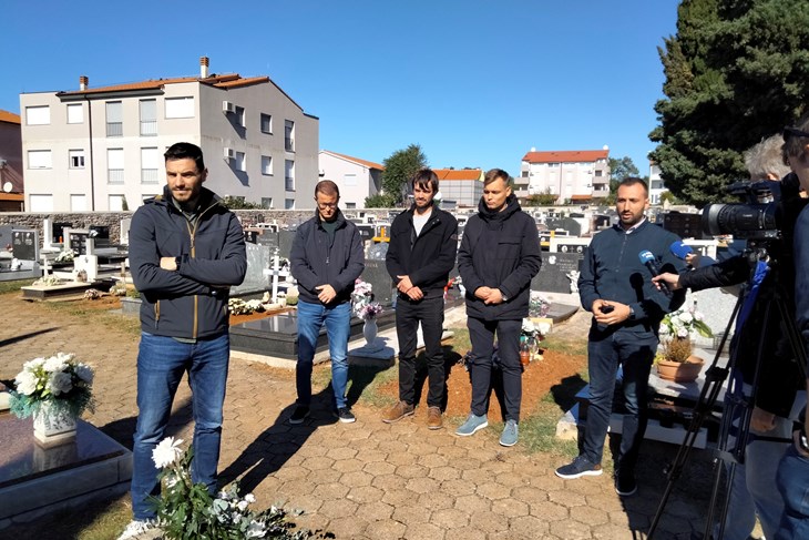Načelnik Ivan Kirac sa suradnicima na medulinskom je groblju jučer položio cvijeće i zapalio svijeću na posljednjem počivalištu dr. Mate Demarina