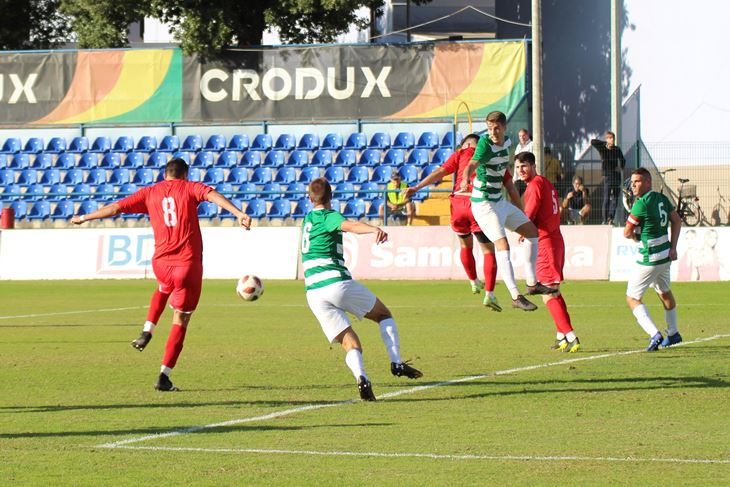 AKCIJA ZA VODEĆI GOL - Stoper Denis Salihić (8) matira gostujuću obranu (Snimio Mijat Gavran)