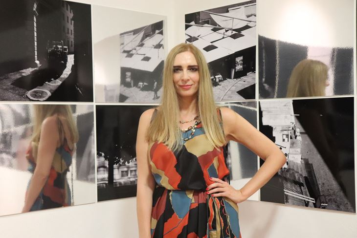 Aleksandra Orlić na rovinjskoj izložbi (Foto: Muzej Grada Rovinja)
