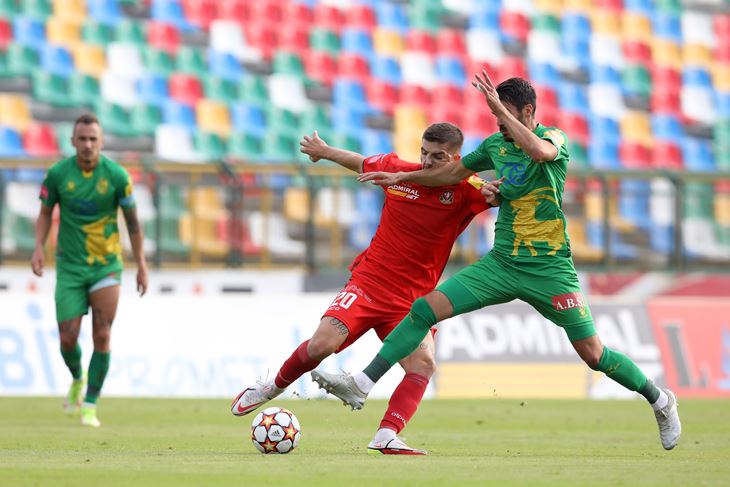 DVAPUT U SPORNOJ SITUACIJI - Frano Mlinar i Hrvoje Babec u duelu (Snimio Daniel Kasap / Hina)