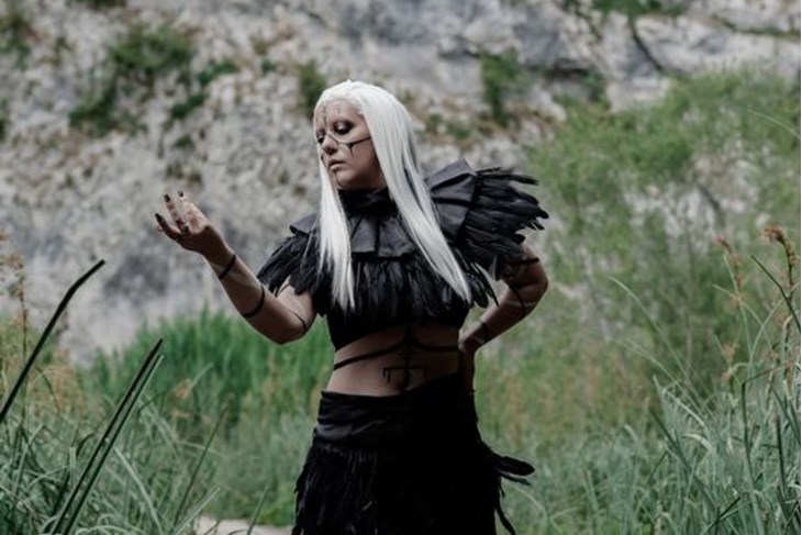 Nina Kraljić kao Alkonost of Balkan u spotu snimanom na Plitvicama
