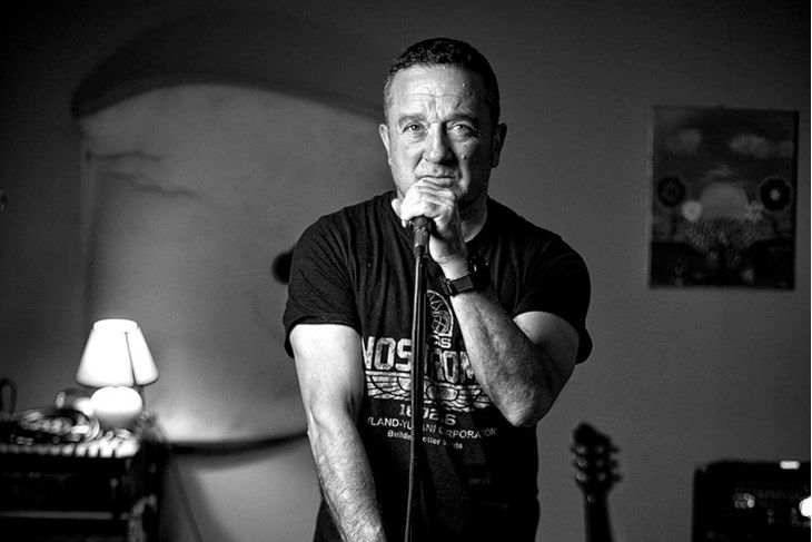 Dean Škaljac - pjevač i autor tekstova grupe Grad (Snimio Petar Kurschner)
