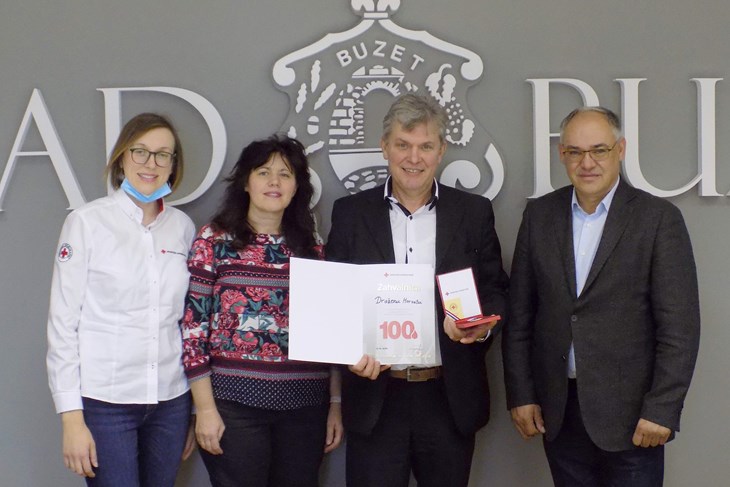 Prijem za  dobrovoljne darivatelje krvi u Buzetu, među kojima je i jubilarac Dražen Horvat (Snimila Gordana Čalić Šverko)
