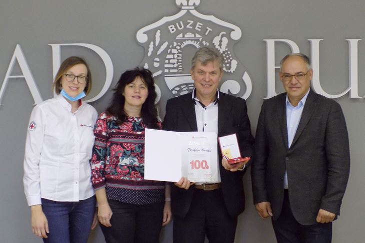 Prijem za  dobrovoljne darivatelje krvi u Buzetu, među kojima je i jubilarac Dražen Horvat (Snimila Gordana Čalić Šverko)