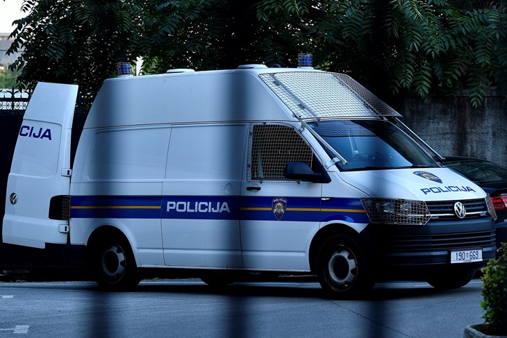 Uhićenja - ilustracija (CROPIX)