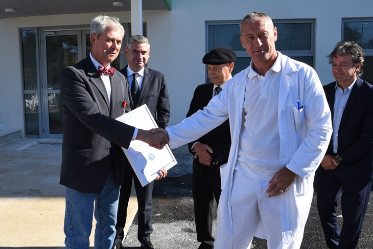 Dr. Dragan  Trivanović prima priznanje (Snimio Duško Marušić Čiči)