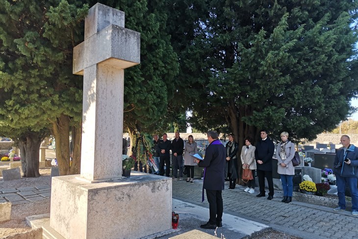 Župnik Mirko Vukšić daje blagoslov i čita pjesme