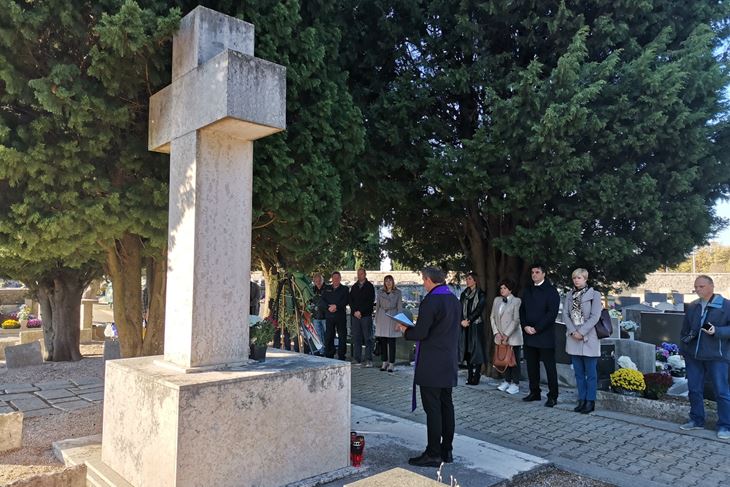 Župnik Mirko Vukšić daje blagoslov i čita pjesme