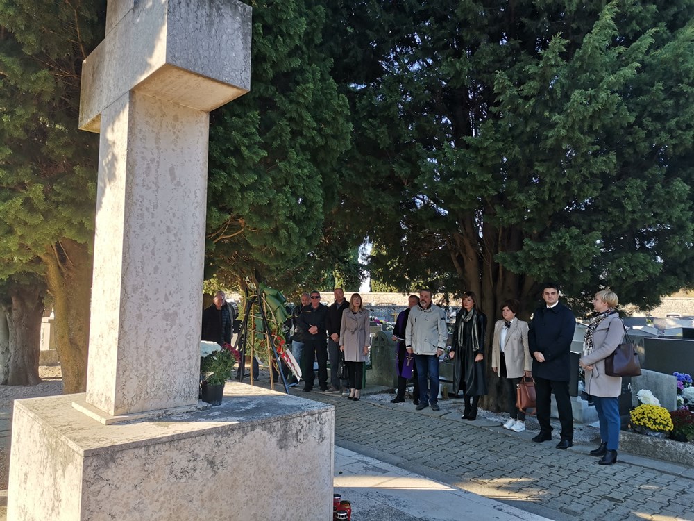 Župnik Mirko Vukšić daje blagoslov i čita pjesme
