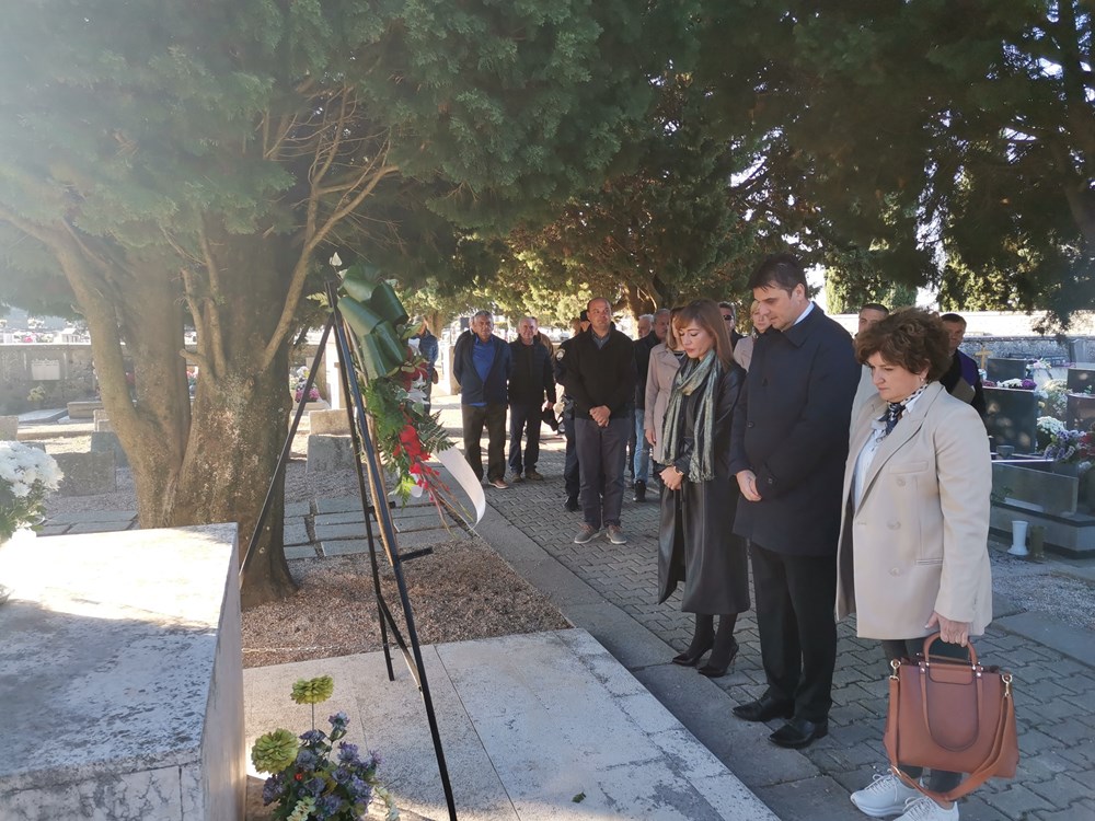 Župnik Mirko Vukšić daje blagoslov i čita pjesme