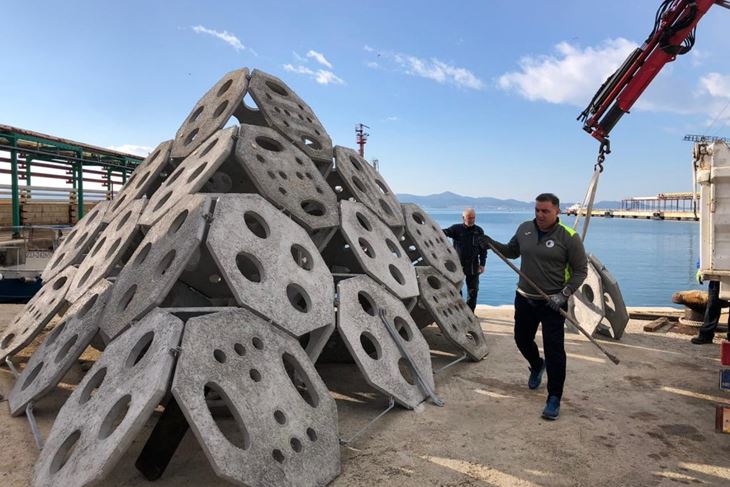 Prvi umjetni greben bačen je u more nadomak Zadra (Foto: Morski.hr) 