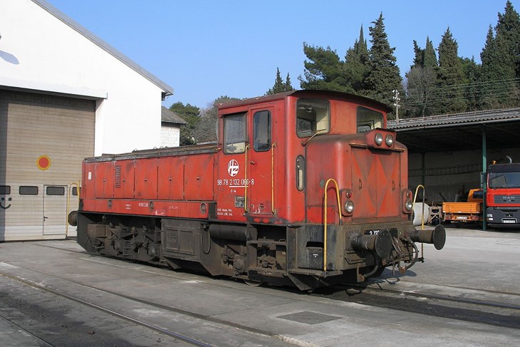 Do prije desetak godina ovakve manevarke serije 2132 svakodnevno su s teretnim vagonima tutnjale Rivom do brodogradilišta Uljanik