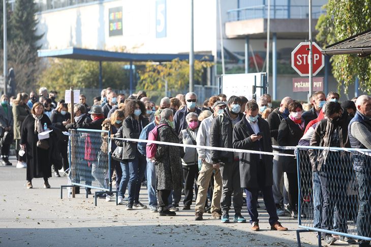 Cjepni punkt Velesajam na kojem gradjani cekaju cijepljenje protiv bolesti COVID-19 (Foto: Ranko Šuvar / CROPIX)