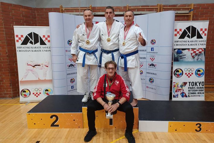 Mirko Leutar, Marko Paliaga i Amir Rešidović (stoj), predsjednik KK Finica i Karate saveza Istarske županije Mirko Banović (sjedi)