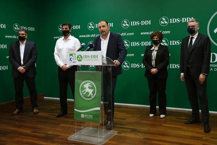 S današnje konferencije za novinare (Snimio Milivoj Mijošek)