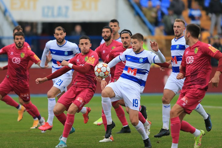 PRVI GOL OSJEČANA - Mihael Žaper šalje u loptu u mrežu pored Antonija Perere (Hina)