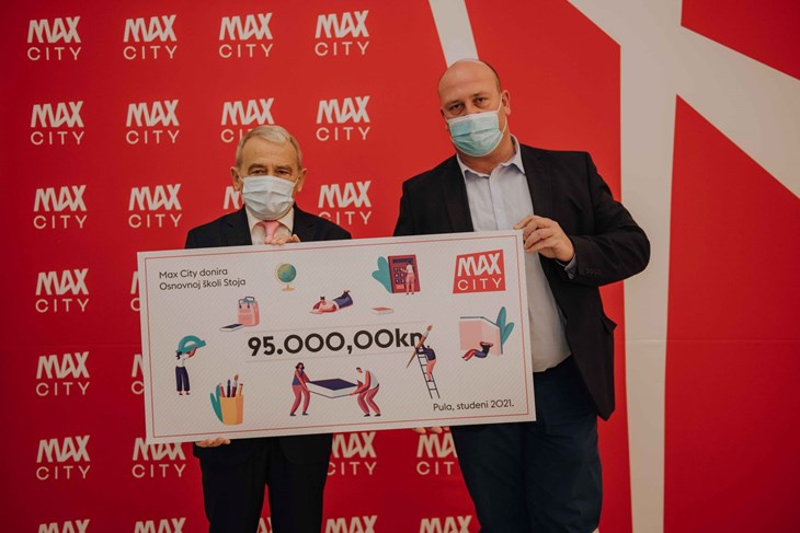 Primopredaja donacije - Stevan Muidža, direktor Max City d.o.o. i Zoran Bjelopetrović, ravnatelj Osnovne škole Stoja