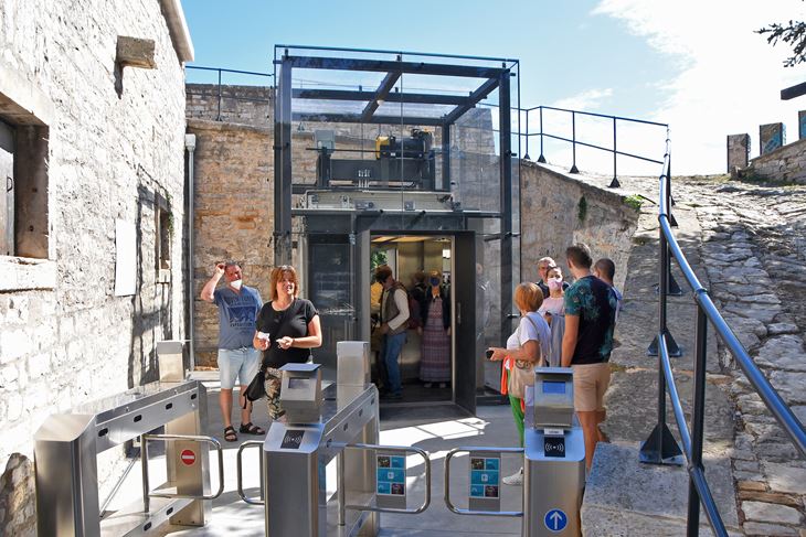 Lift povezao i oživio Zerostrasse i Kaštel (Snimio Duško Marušić Čiči)