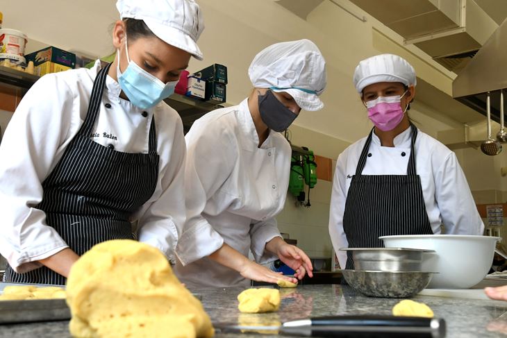 Učenici su pripremili krafe, fritule, tarafulje, bucolaj, pandešpanj, cukerančiće, žavajon… (Snimio Milivoj Mijošek)