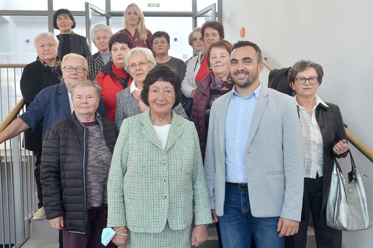 Zajednička fotografija u novoj zgradi uz 55 godina mature