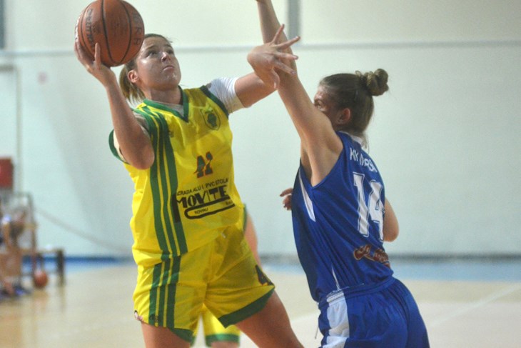 ZASLUŽNA ZA ČAK 37 POENA - Kelli Ann Schrauth pored Lare Vuksanić (Snimio Danilo Memedović)