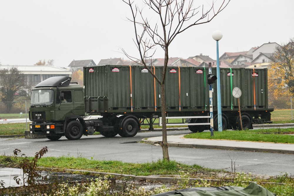 Hrvatska vojska postavlja samoodrživi ekspedicijski kamp ispred KB Dubrava (Foto: MORH/F. Klen)