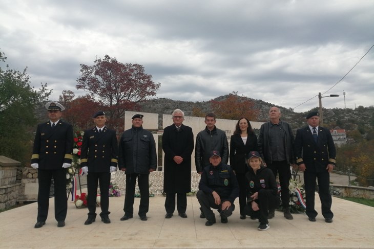 Udruga "Vangas" je na groblje Lovrincu u Splitu položila vijence i svijeće za poginule u deblokadi Jadrana