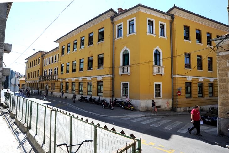 Zgrada triju pulskih srednjih škola (Snimio Milivoj Mijošek)