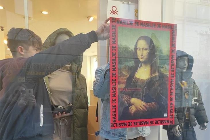 Postavljanje plakata u izlozima pulskih prodavaonica (Foto PU Istarska)
