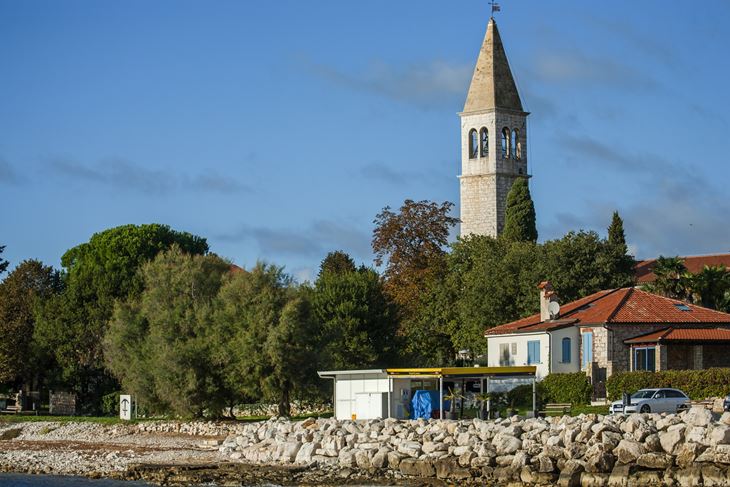 Zvonik župne crkve Sv. Ivana apostola u Savudriji