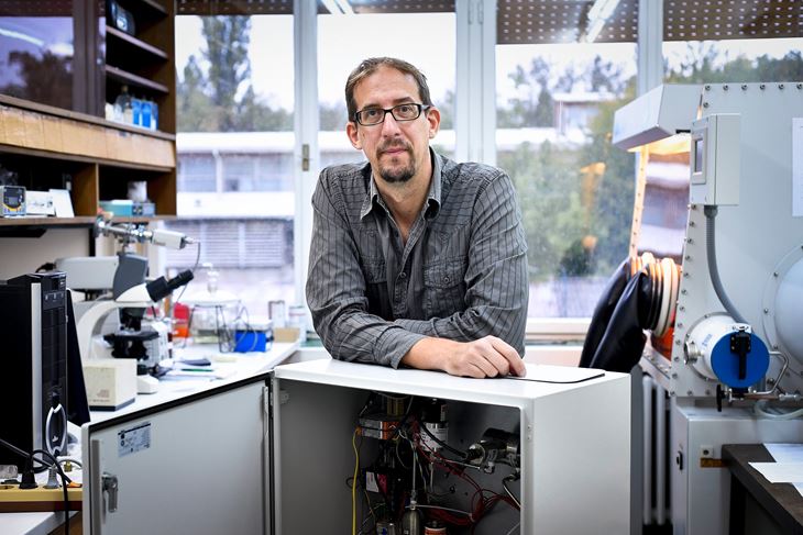 Nikola Biliškov u laboratoriju za kemiju čvrstog stanja i kompleksnih spojeva na Institutu Ruđer Bošković gdje radi (Snimio Boris Kovačev / Cropix)