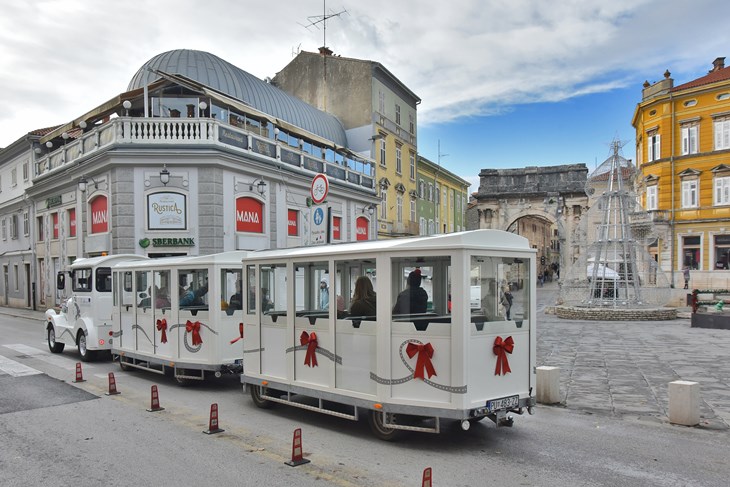 Od jutros pulom vozi adventski vlakić (Snimio Duško Marušić Čiči)