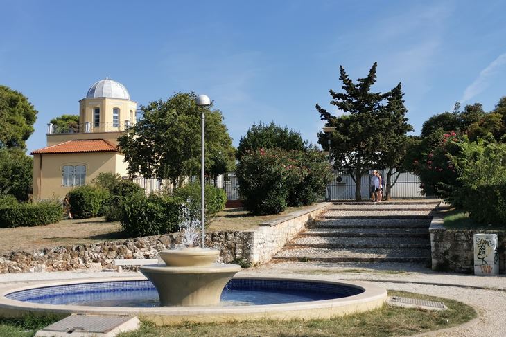 Oko Hidrografskog ureda uređen je i park, i danas jedan od najljepših u gradu (Snimio Damir Šegon)