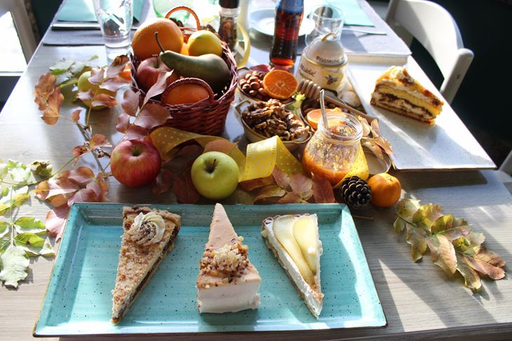 Raznovrsne slastice restorana Dorina u Plominu