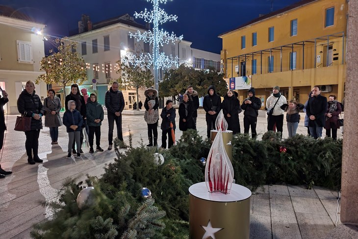 Paljenje prve adventske svijeće