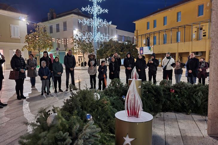 Paljenje prve adventske svijeće