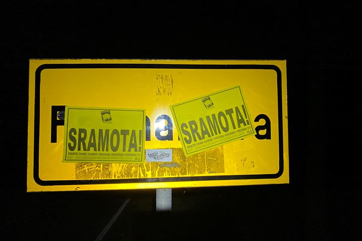 Žute oznake aktivista s natpisom Sramota