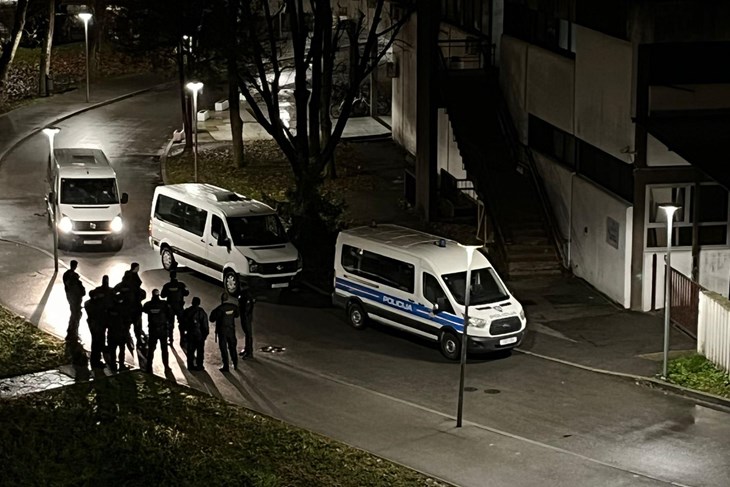 Policija pred  Studentskim domom (Cropix)