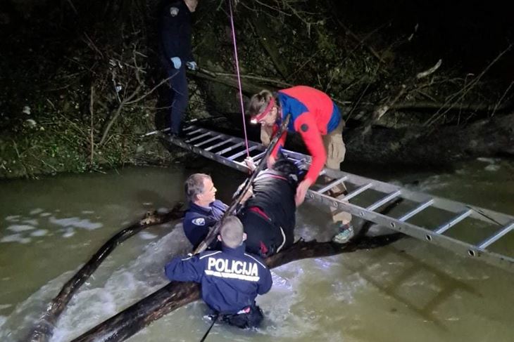 Spašavanje turske državljanke iz nabujale rijeke Dragonje (Foto PU Kopar)