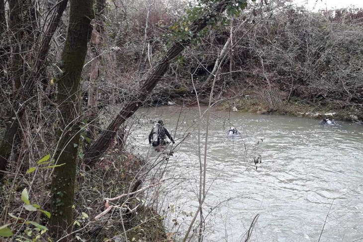 Ronioci pretražuju teren (Foto PU istarska)