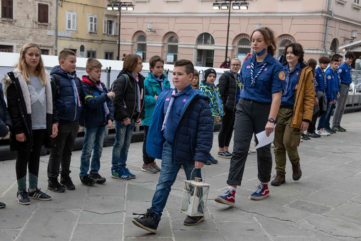 Izviđači donijeli svjetlo (Foto Pulska Svakodnevnica)