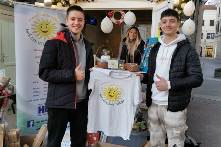 Dino i Toni ispred humanitarne kućice na Danteovom trgu