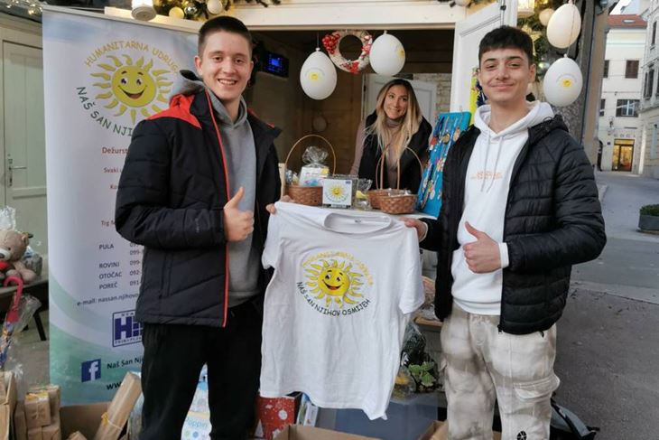 Dino i Toni ispred humanitarne kućice na Danteovom trgu