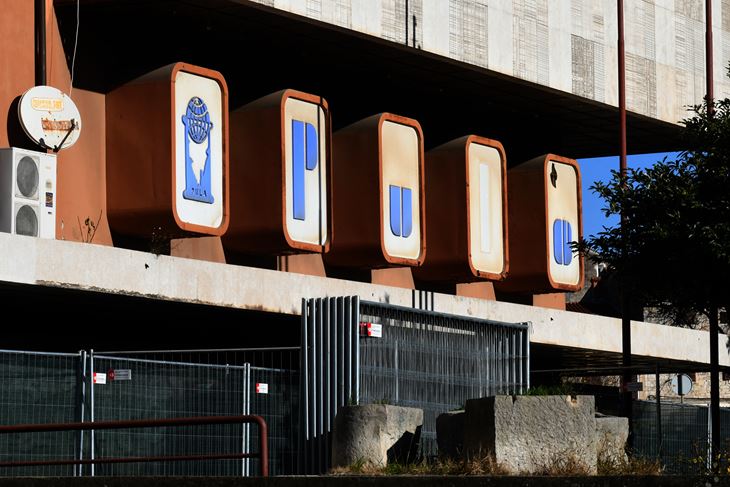 Oko stare Robne kuće postavljene su metalne ograde (Snimio Milivoj Mijošek)