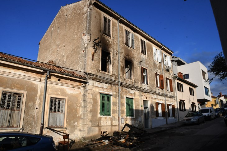 Dvokatnica u Raškoj ulici gdje je izgorio stan na prvom katu (Snimio Milivoj Mijošek)