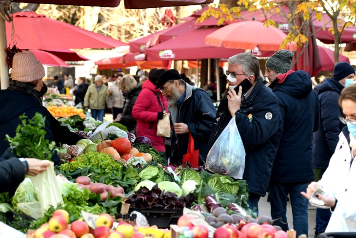 Izobilje na merkatu, ali ne i na trpezi (Snimio Milivoj Mijošek)