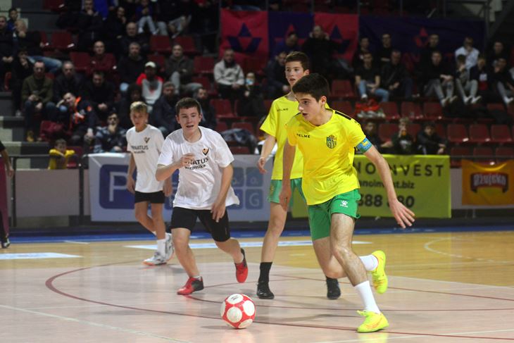 David Rajko (Jadran) postiže prvi gol u finalu U-11 turnira (Snimio Dejan Štifanić)